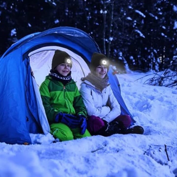 Ax1_tds0469a_Czapka Led USB Black